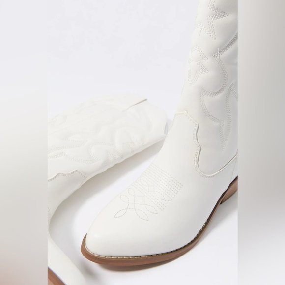 White Tall western heeled cowboy boots - Picture 3 of 6